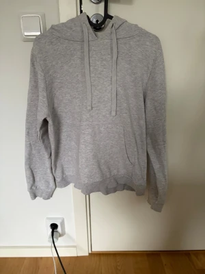 Ljusgrå hoodie från Sinsay - Hoodie från Sinsay, få gånger använd. Storlek M