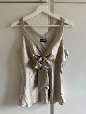 Champagnefärgad topp - Champagnefärgad topp från Emporio Armani, storlek M!✨