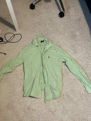 Polo Ralph lauren skjorta - Säljer en skön polo Ralph lauren skjorta i linne tyg, jävligt skön material speciellt på sommaren perfekt till utekväll eller skön strand dag.