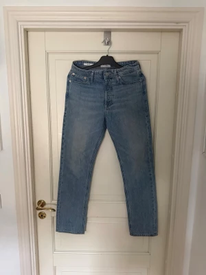 Ljusblå relaxed jeans Jack & Jones - Säljer ett par ljusblå relaxed fit jeans från Jack & Jones. Klassisk femficksmodell med raka ben och normal midja. Inte använda jätte mycket och inte några synliga märken på användning. Skriv vid frågor eller funderingar. Pris kan diskuteras! Hämtas i Torslanda eller så fraktar jag.