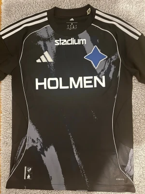 Ifk Norrköping tredjetröja 25/26 - Den är köpt ifrån förra året i november i Norrköpings fysiska butik men den var för stor och hade inte orken att lämna tillbaka den och bor även i Göteborg. Tröjan är i nyskick och har inte använts utan är ny utan prislapp med andra ord. Tröjan är i storlek M