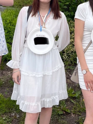 Studentklänning - Superfin vitklänning från ett danskt märke som inte längre finns. Passar bra på både S och M skulle jag säga! Använd den gång på skolavslutningen i 9an. Passar perfekt för studenten. Är lite öppen i ryggen, skriv privat för bilder. Kommer tvättad 💕
