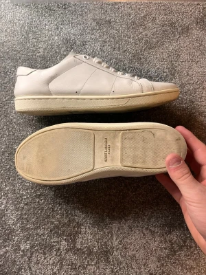 Saint Laurent, Kvitto finns!! - Saint Laurent skor i storlek 40 i färgen vit! Pris på dessa fina är 1399kr. Inga syndiga defekter, Enligt mig hur bra som helst! Hör av vid fler bilder och frågor. Tryck på bilderna för att få bättre kvalitet har hänt något! Gå in på profilen för mer skor i denna stilen och kläder. Rabatt vid köp flera plagg!