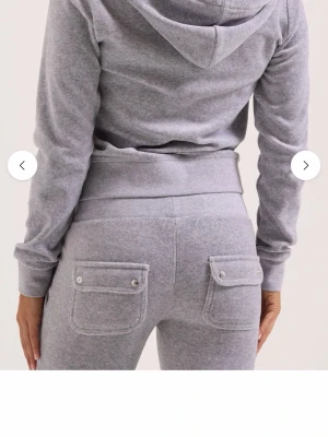 Grå mjukisbyxor med fickor - Grått mjukisset från Juicy Couture säljes 🤍 Superfint och bekvämt set i bra skick – knappt använt och har inga synliga defekter. Säljes då det tyvärr inte kommer till användning. Hör av dig vid frågor! 