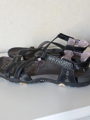 Merrell Air Cushion Remsandaler Storlek 38 24.5cm -  -  Sköna sandaler som passar både på strand och som walkingsandaler . - Väldigt sköna och luftiga. - Ca 24.5 cm från tå till häl. - I fint använt skick. Färgskiftningar / mörkare nyanser samt ljusare nyanser finns i sandaler och under så rengöring kan behövas på de mörkare då de bara är snabbt rengjorda. Lite skav kan synas på framkant. Håller några säsonger till. Skummet är lite lite torrare jämfört med ny. - Se extrabilderna för att se skick.- Jag kan ha missat någon mindre skavank.