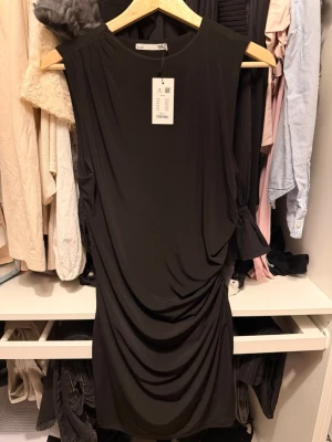 SVART KLÄNNING - Snygg draperad klänning som är oanvänd! Säljer en likadan vit i profilen💋Superfin och snygg och passar året om