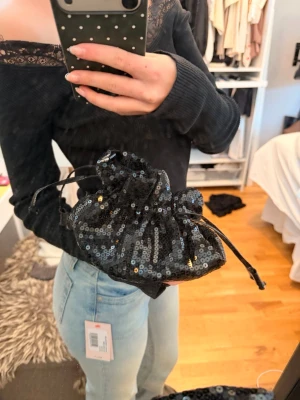 SUPERSNYGG VÄSKA - Säljden denna supersöta snygga väskan med glitter på! Den är använd en gång och det finns även en snygg silvrig kedja som ska sitta på - men har den bredvid! Fler bilder skickas vid intresse och jag kan tänka mig sänka priset! 🤩🤩❤️‍🔥🩵🌸