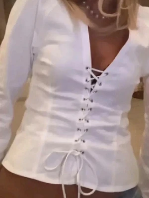 Vit långärmad topp med snörning - Jättefin i bra skick💖💖