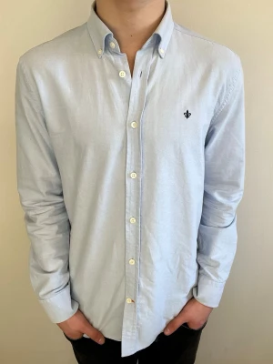 Morris skjortan  - Säljer denna tvär feta Morris skjorta i mycket fint skick! Storlek S och passar perfekt nu inför våren! Hör av er vid fler frågor🤝