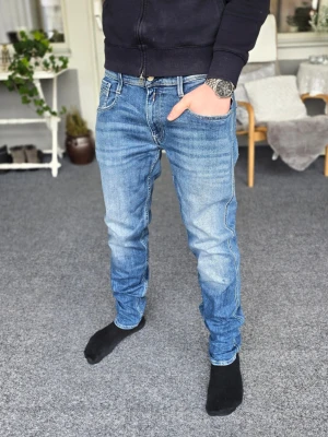 Replay jeans - Snygga Replay jeans i storlek W32/L34. Säljer då de är lite för stora för mig, vilket syns på bilderna. Skriv om du undrar något 😄