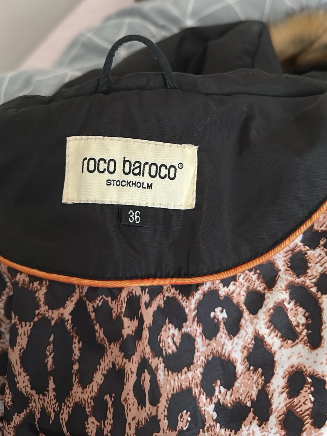 Svart pufferjacka med fuskpäls - 2