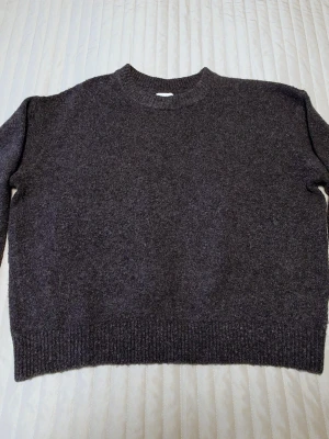 Mörkgrå stickad tröja Vailent - Mysig mörkgrå stickad tröja från Vailent med rund halsringning och ribbade muddar vid ärmslut och nederkant. Tröjan har en enkel, klassisk design och är perfekt för lager på lager. Materialet känns mjukt och värmande.