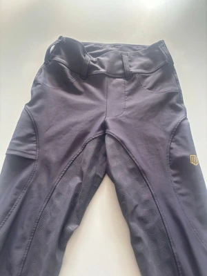 Maya delorez YR Performance Breeches  - Grå Ridbyxor från Maya delorez i storlek xxs. Stretchigt och skönt material. Sparsamt använda och är i väldigt fint skick. Nypris 1 199kr mitt pris 700 kr