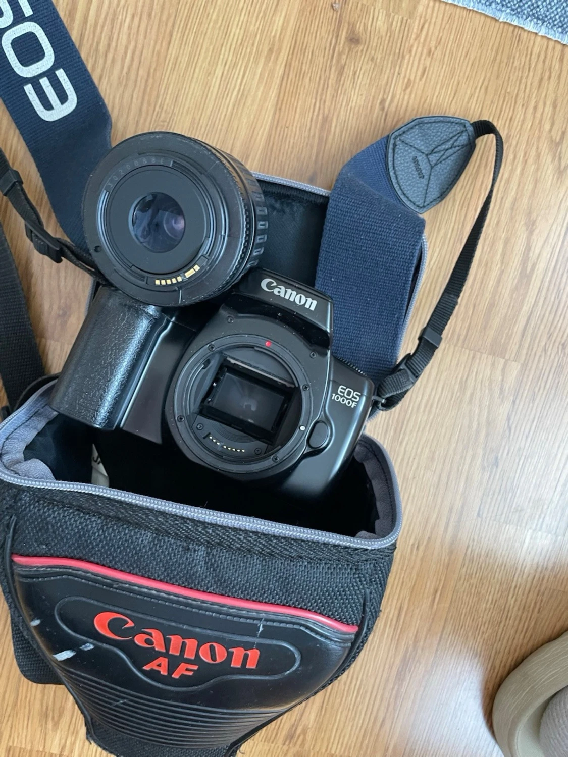 Canon EOS 1000F systemkamera med väska - 1