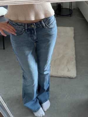 Abrand Jeans - Blåa lågmidjade jeans ifrån Abrand i strl 23! (Jag är 169cm för referens) 