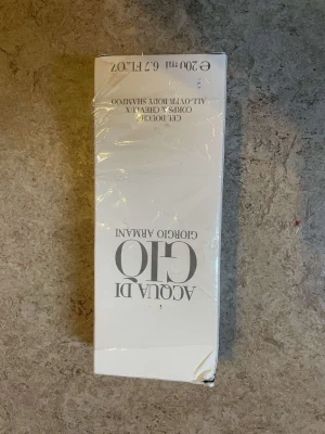 Acqua di Giò parfym från Armani - Säljer en Acqua di Giò parfym från Giorgio Armani i en stilren vit förpackning. Klassisk och fräsch doft som passar perfekt för dig som gillar exklusiva parfymer. Förpackningen är rektangulär och har tydlig logga framtill.