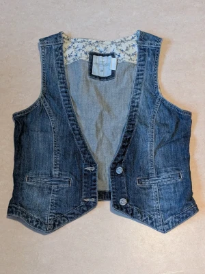 Snygg denim jacka utan ärmar  - H&M denim jacka utan ärmar 
