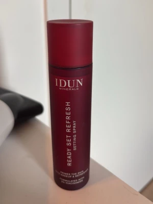 IDUN Minerals Ready Set Refresh mist - IDUN Minerals Ready Set Refresh Setting Spray är en ansiktsspray i en mörkröd cylinderformad flaska. Vegansk formula med niacinamid, perfekt för att fixera makeup och ge huden en fräsch känsla. Flaskan rymmer 100 ml och är tillverkad av återvunnen plast. Jag har endast använt en gång, och kom på att jag köpte fel. Nypris 249