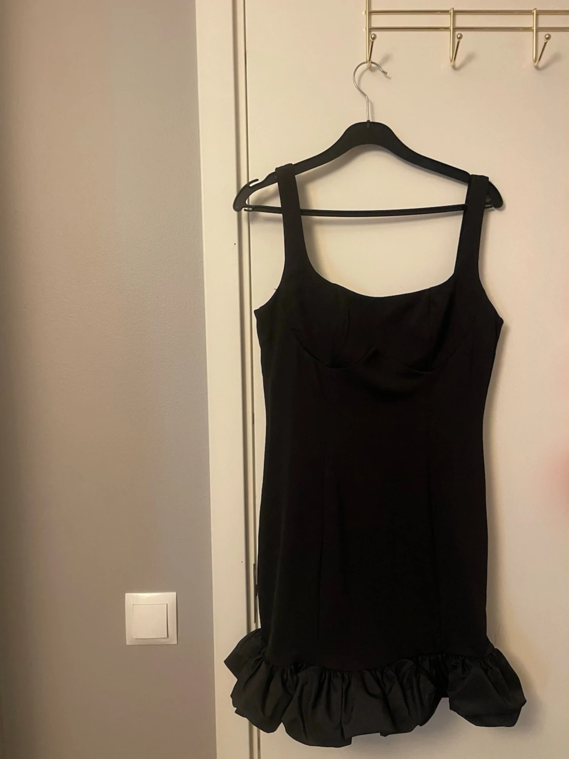 Svart klänning med volang