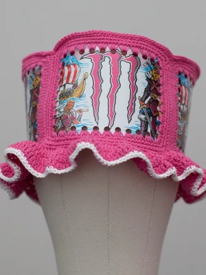 Virkad ölhatt Monster - Unik virkad ölhatt med Monster.  Virkad i 100% bomull. Passar upp till 58cm.  Vissa burkar kan ha mindre repor eller bucklor, vilket tyvärr kan uppstå under tillverkningen av hattarna. Insidan av burkarna slipas efter hålen tagits för att undvika vassa kanter. Därför kan det ibland finnas lite slipmärken, men det är inget som stör eftersom det är på insidan av hattarna.  Färger kan variera något beroende på skärminställningar.