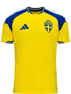Sverige matchtröja Adidas gul/blå  - Gul och blå matchtröja från Adidas med Sveriges landslagsemblem på bröstet. Tröjan har korta ärmar, blå detaljer på axlar och ärmslut samt rund halsringning med blå och gula ränder. Perfekt för fotboll och supporterhäng. 