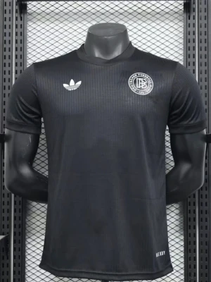 Svart Adidas fotbollströja - Snygg svart fotbollströja från Adidas med klubbmärke på bröstet och klassisk Adidas-logga. Tröjan har rund hals, korta ärmar och är tillverkad i ett lätt, ventilerande material som passar perfekt till träning eller match.