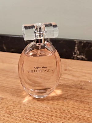 Calvin Klein Sheer Beauty 50 ml Edt - Calvin Klein Sheer Beauty 50 ml Edt. Jag har testat doften 1 gång, men den var inte för mig