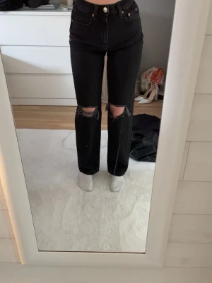 Svarta jeans med hål - Svarta raka jeans med hål. Köpta från gina tricot i storlek 32. De ger en fin figur. Är knappt använda och har inga synliga defekter. 