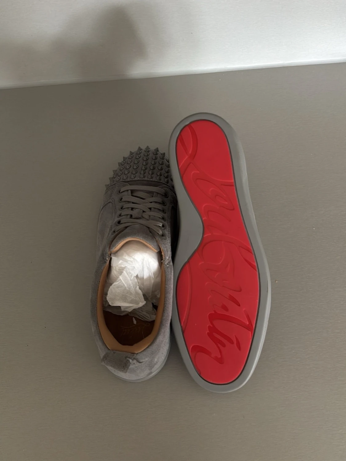 Gråa Louboutin skor med nitar - 2