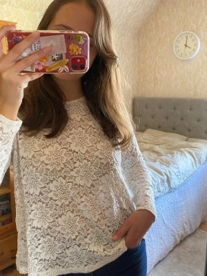 Spetsblus - Vit spetsblus i storlek L, men skulle säga att den sitter som en M. 