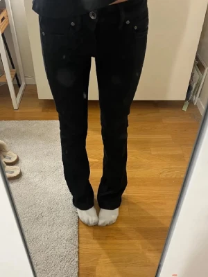 Svarta bootcut g-star jeans - Svarta bootcut jeans igår G-Star i storlek 25x30! Säljer pga de är för korta för mig 🥹❤️Nypris är runt 1300kr