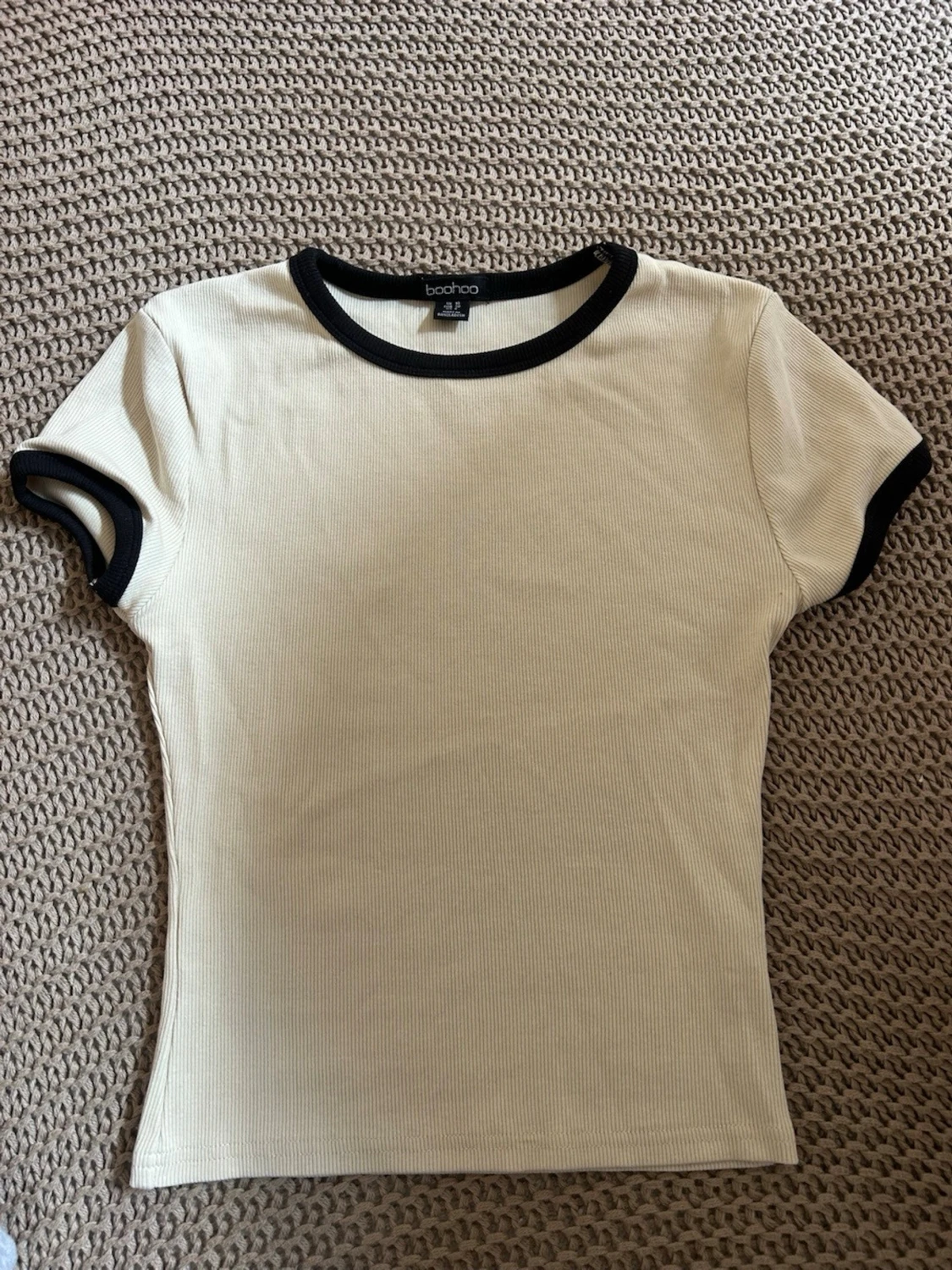 Ribbad vit t-shirt från Boohoo - 2