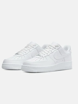 Nike Air Force 1 vita sneakers - Klassiska Nike Air Force 1 sneakers i helvitt läder med låg profil och perforerad tåbox. Skorna har den ikoniska swoosh-loggan på sidan, vita skosnören och en tjock, greppvänlig sula. Perfekta för dig som gillar tidlös och clean streetstyle.