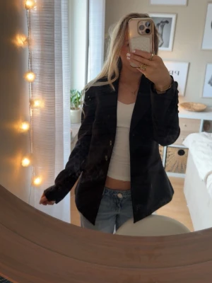 Svart kavaj - jättesnygg klassisk kavaj som sitter figurnära med två knappar framtill. Den har prislappen kvar så är därför aldrig använd, endast testad. Passar till alla tillfällen💕💕 nypris 699kr💕