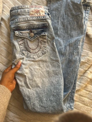 Acid wash jeans från True Religion - Sjukt snygga true religion jeans,dem är omsydda till lågmidjat då dem var midwaist innan. Om det är så att dem skulle gå upp så är det bara att sy till det!😍