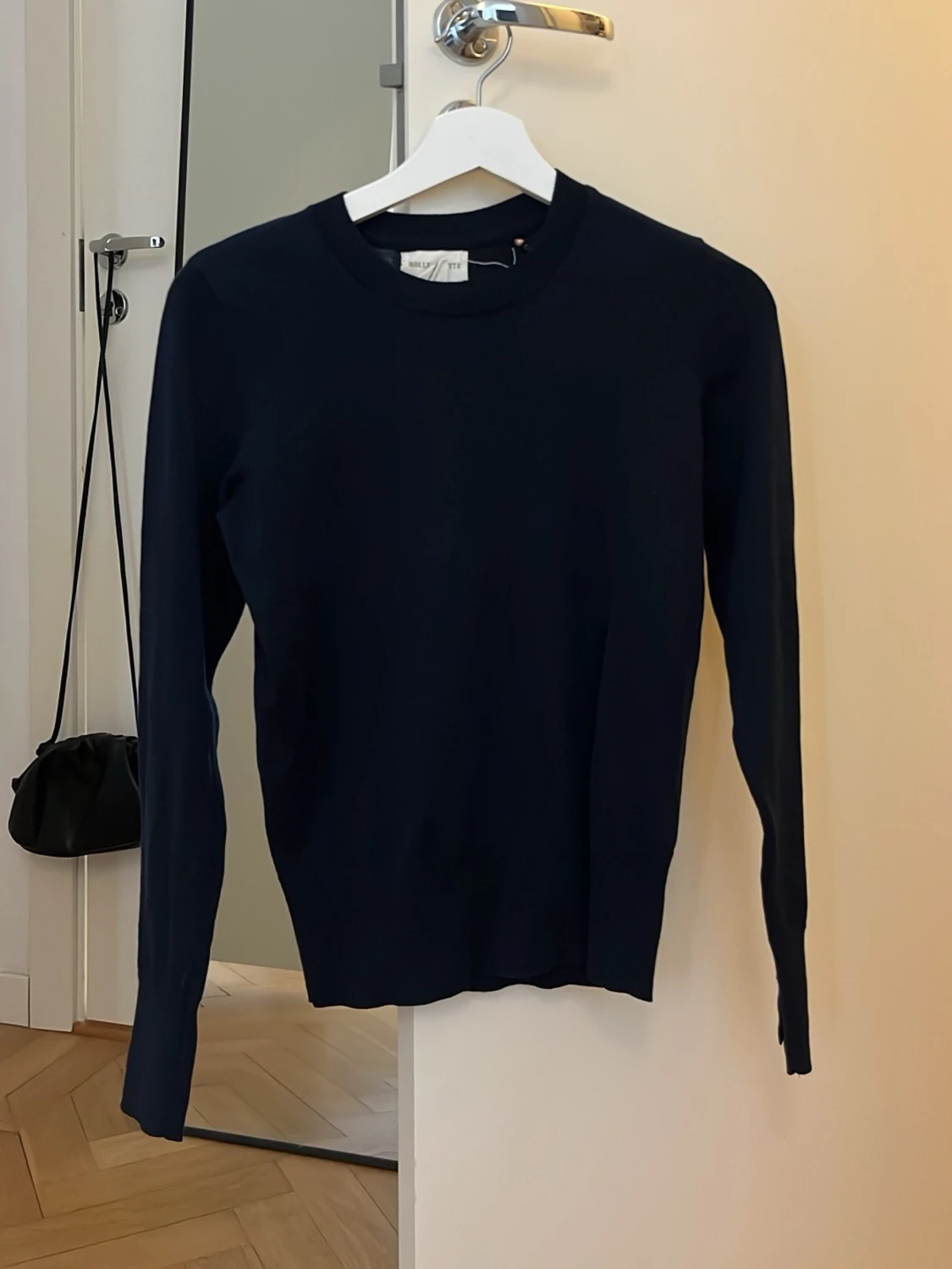 Mörkblå stickad tröja med gulddetaljer