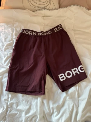 Vinröda Björn Borg träningsshorts - Björn Borg träningsshorts storlek S