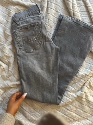 Grå raka jeans med broderad ficka - Säljer ett par svin snygga gråa jeans från Gina tricot,nypris 600.