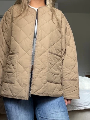 Så fin vårjacka 🙌 - Ny med taggar kvar. Snygg beige vindjacka med quiltat mönster och raka ärmar. Jackan har två stora fickor framtill och stängs med dragkedja. Den har en avslappnad passform och rundad halsringning. Perfekt för lager på lager och enkel att matcha med olika outfits.
