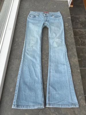 Lågmidjade jeans y2k - Så snygga jeans som tyvärr inte passar mig och har därför ingen bild på! Midjemått tvärsöver: 39cm Midjehöjd: 18cm Inerbens längd: 84cm💕