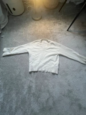 Vit stickad tröja V-ringad -  Vit stickad tröja 