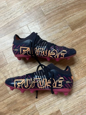 Fotbollskor  - Hej säljer ett par fotbollsskor från puma. Skorna saknar sulor men är i fortfarande i jätte bra skick. Storlek 37,5 !😊