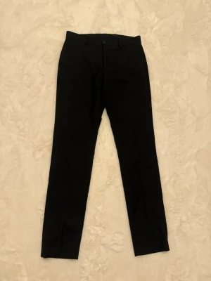 Riley Slim Fit Kostymbyxor - Riley Slim Fit Kostymbyxor i storlek 44. Hör av er vid intresse!😁