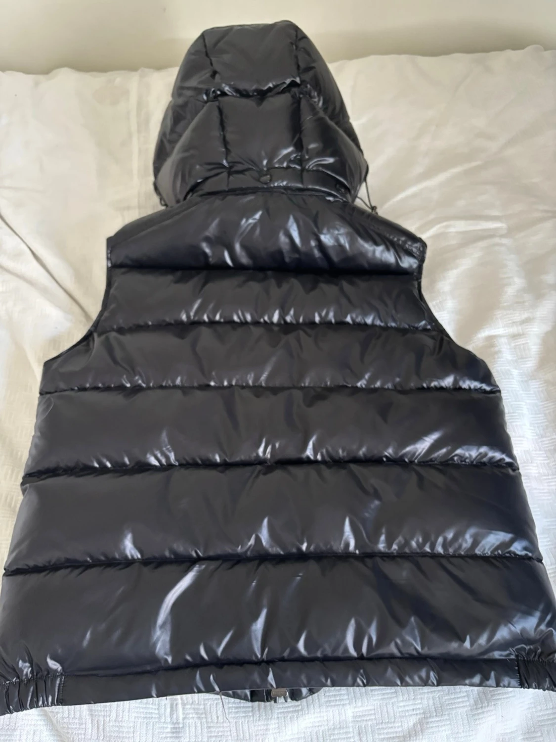 Svart dunväst från Moncler med huva - 1