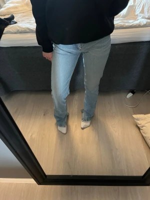 Ljusblå raka jeans - Super snygga jeans med slits nedtill som sitter perfekt! Dom är lite smutsiga längst ned vid sömmarna men inget som syns.