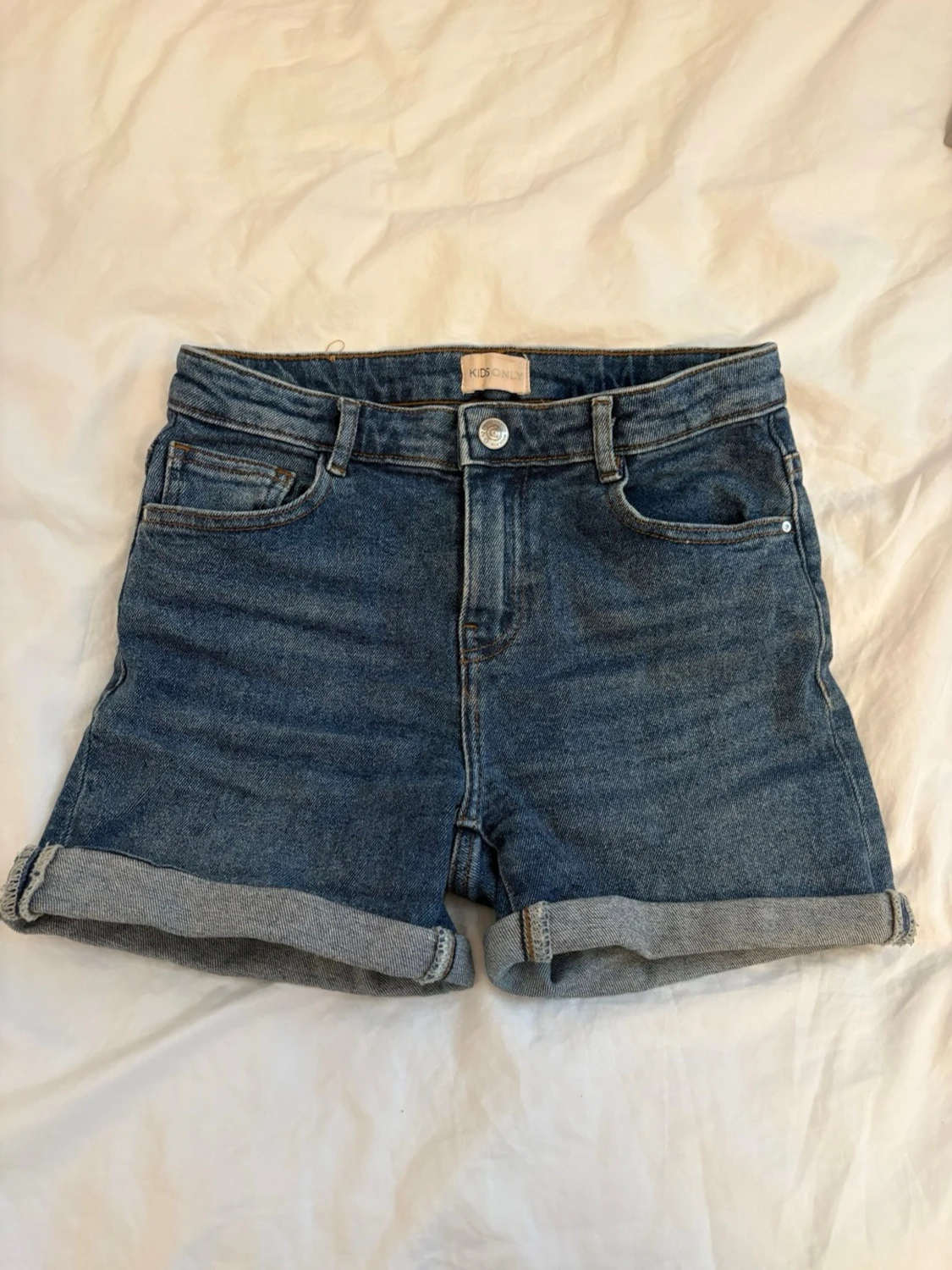 Blå jeansshorts med upprullad kant