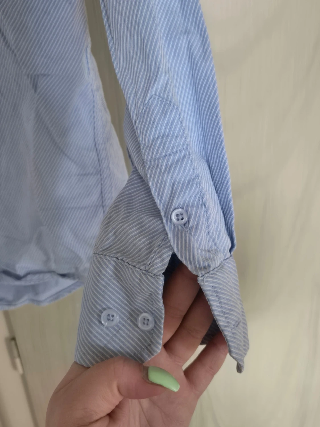 Ljusblå skjorta med diskret mönster - 2