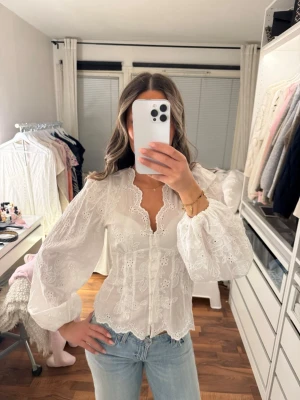 Blus med knappar - Säljer denna populära blusen, prislapp kvar 