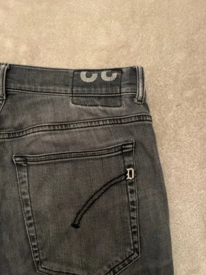 Mörkgrå Dondup jeans - Säljer dessa feta Dondup jeans med riktigt snygg wash i färgen mörkgrå. Storlek 32, motsvarar ungefär 30/32. Hör av dig om frågor!