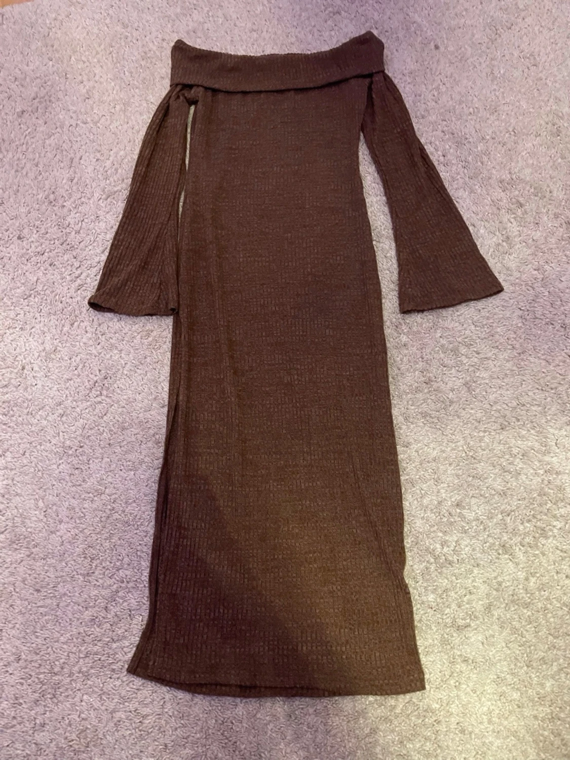 Brun ribbad långklänning offshoulder